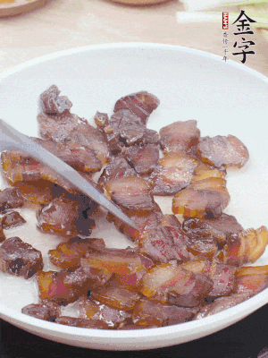 熱鍋少油，醬油肉煸出油脂，盛出。