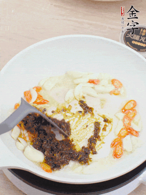 豬油下鍋，爆香蒜片、金字火腿XO醬。