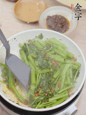 下空心菜炒軟。