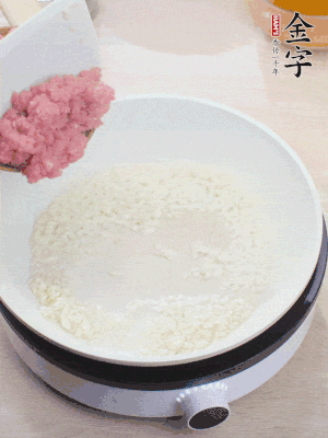 鍋內(nèi)熱油，蒜泥、牛肉泥炒至酥香。