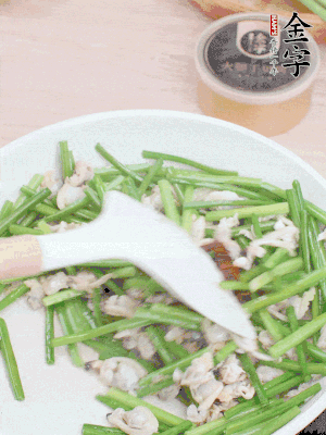 再下花蛤肉、1勺金字火腿干貝醬翻炒攪勻。