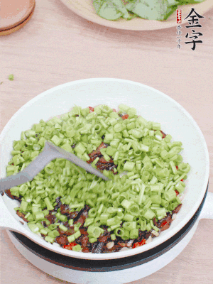 下菜梗翻炒，混合醬油肉。