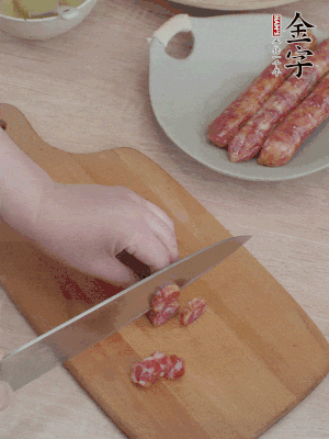 香腸切片。（圓片一點，不用很斜）
