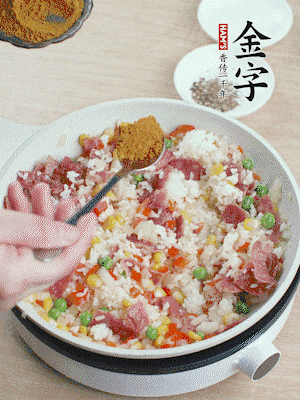 1勺咖喱粉、1/2勺鹽，少許黑胡椒碎炒均。