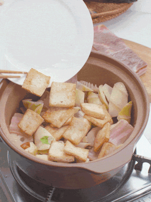 依次下春筍、豆腐，開水沒過食材。