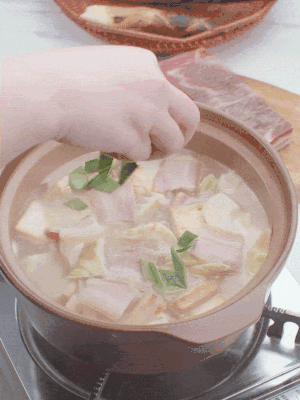 一小撮鹽、糖、雞精調(diào)味，最后撒點(diǎn)蒜葉點(diǎn)綴。