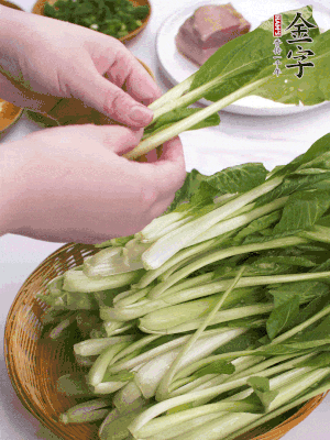 小青菜掰成一片片。