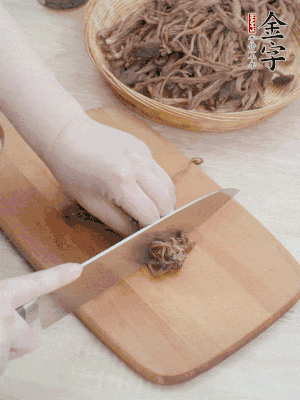 干茶樹菇浸泡過(guò)夜，去老根焯水，擠干水份。