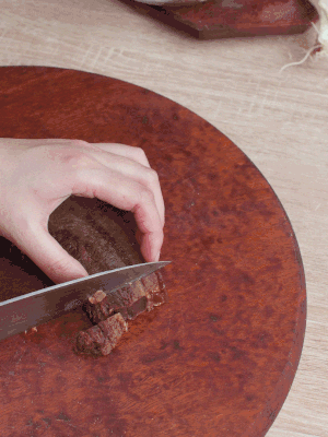 金字臘肉水煮15分鐘，切片。