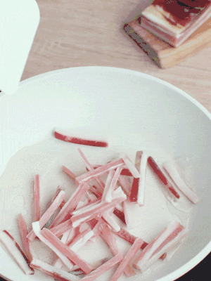 熱鍋涼油，下咸肉絲煸至出油。