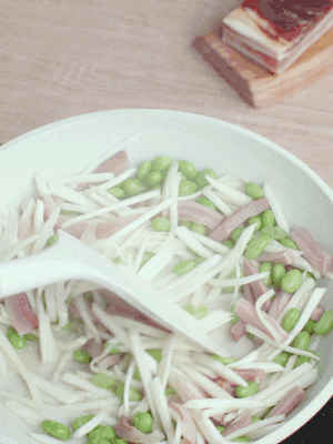 下茭白絲、青豆翻炒。