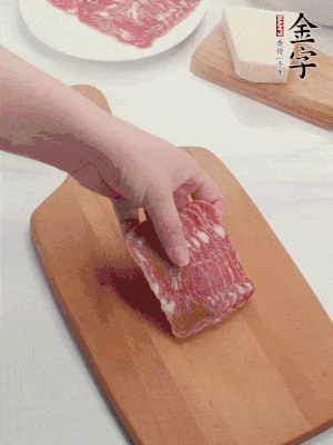 金字培根火腿改刀切小片；白洋蔥切?。恍迈r豌豆剝殼。