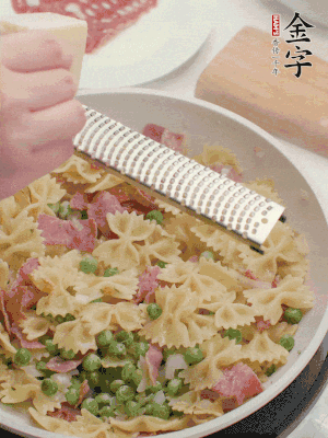 收汁后加入帕爾瑪芝士、歐芹碎和檸檬汁。