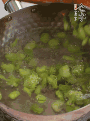 鍋中水沸，放一撮鹽，下蠶豆豆瓣焯3分鐘，下百合，3秒撈出，一起撈出瀝水。