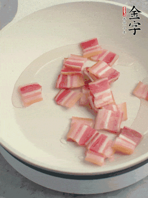 鍋中少許油，金字淡咸肉煸香。