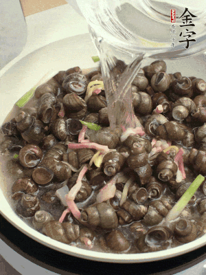 倒處理干凈的螺螄翻炒，加3勺料酒。加清水蓋過(guò)螺螄，中火蓋蓋煮5分鐘。