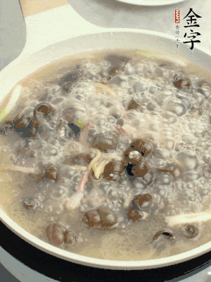 放辣椒，加一點(diǎn)鹽、糖，大火翻炒。