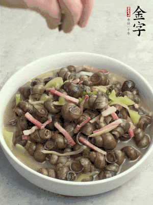 出鍋，撒點(diǎn)蔥花。