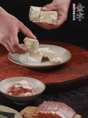 一塊老豆腐掰成大塊。