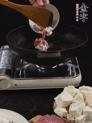 冷油潤鍋，下五花肉煸香。