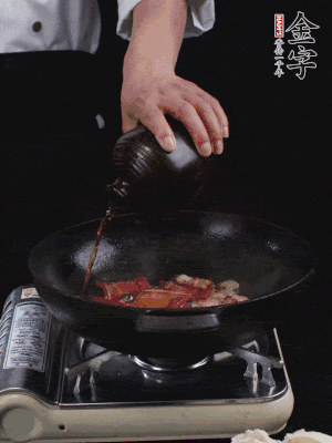再下火腿片，淋少許黃酒添香。