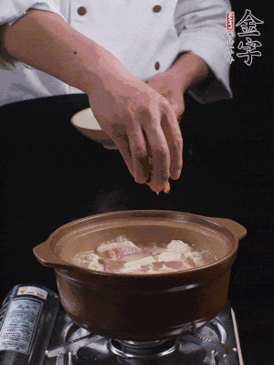 下蝦仁干，煮5分鐘。撒蒜葉，煮1分鐘。