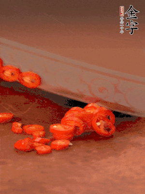 小米辣切圈，大蒜切片。