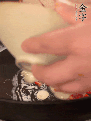 豬油潤(rùn)鍋，下辣椒、大蒜、火腿片煸香。