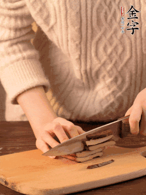 金字淡咸肉、香干分別切丁。