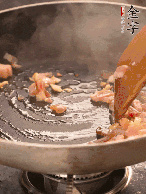熱油爆香大蒜粒，煸香咸肉丁，淋一勺黃酒調味。