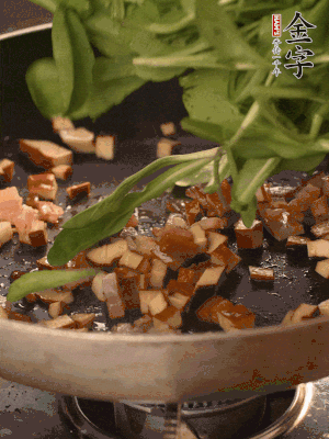 再放香干煸炒，最后放馬蘭頭翻炒至變軟。