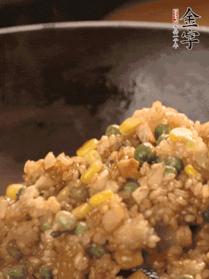 再下糯米，1勺蠔油、2勺生抽調(diào)味翻炒均勻。