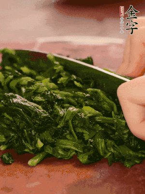 洗凈的菠菜加鹽焯水，撈出晾涼后攥干切碎。胡蘿卜切細(xì)絲。金字烤腸切園片。