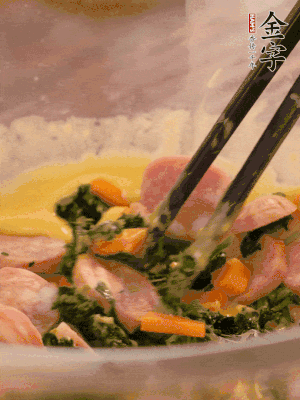 雞蛋、面粉、玉米油攪拌到無(wú)顆粒狀態(tài)。再加入菠菜、胡蘿卜、烤腸。少許鹽調(diào)味。