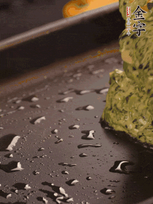 熱鍋擦一下油，下面糊攤平。