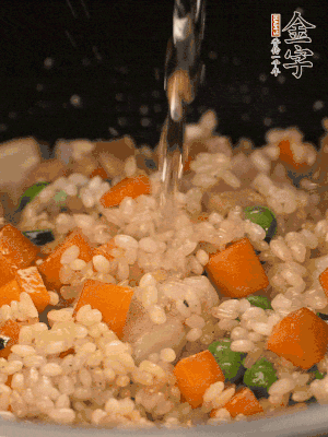 把食材轉(zhuǎn)移到電飯鍋中，倒入點(diǎn)清水，正常煮飯。