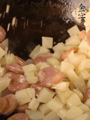 再放烤腸片煎熟。撒點鹽、孜然粉、辣椒面。