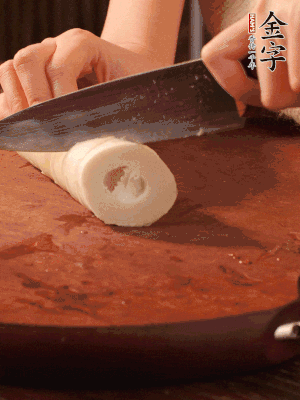 春筍去殼切滾刀塊，焯水備用。