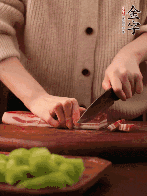 金字淡咸肉切片，冷水入鍋，加姜片、料酒略焯水。同步，五花肉切塊焯水。