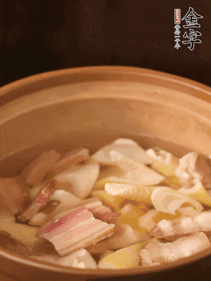 春筍、咸肉、咸肉一起入砂鍋，加姜片、料酒、清水大火煮沸到湯色變白。轉(zhuǎn)小火慢篤半小時(shí)。