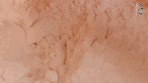 糯米粉中加入溫水，反復(fù)揉成團(tuán)。