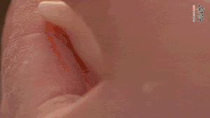 取一小團(tuán)面，用掌心搓成小球狀，從小球中心捏窩，放入餡料，封口后，留出小尾巴。