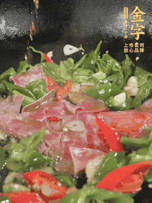 再下蒸炒火腿煸炒，加少許白糖提鮮。