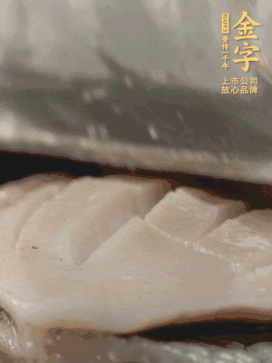 鮑魚用勺子撬出來，去掉內(nèi)臟和牙齒，加面粉、白醋、鹽、啤酒抓一下，清水洗凈，切花刀。