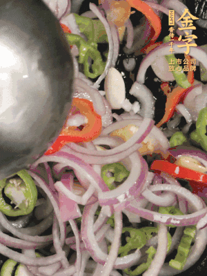 生姜、大蒜、青紅辣椒圈、洋蔥放油鍋煸香。