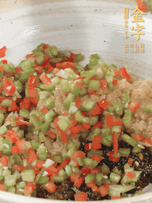 XO醬、蒜蓉醬、青紅椒粒攪拌成醬料。