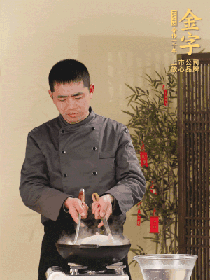 整只土雞冷水下鍋，加蔥姜、料酒焯水，撈出后用溫水清洗干凈。