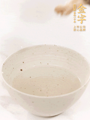 羊肚菌流水洗凈2遍后，溫水泡發(fā)15-20分鐘。