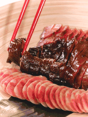 香腸、醬肉適合切片、醬鴨適合切塊。