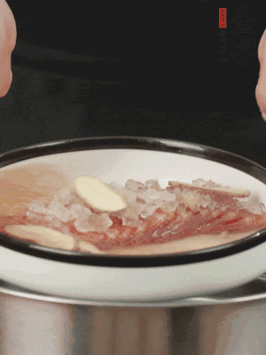 置于盤中，加冰糖100g、黃酒100g、水200g，上鍋蒸20分鐘。